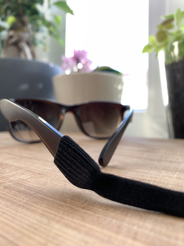 Brillenband von UVEX an einer RayBan Wayfarer