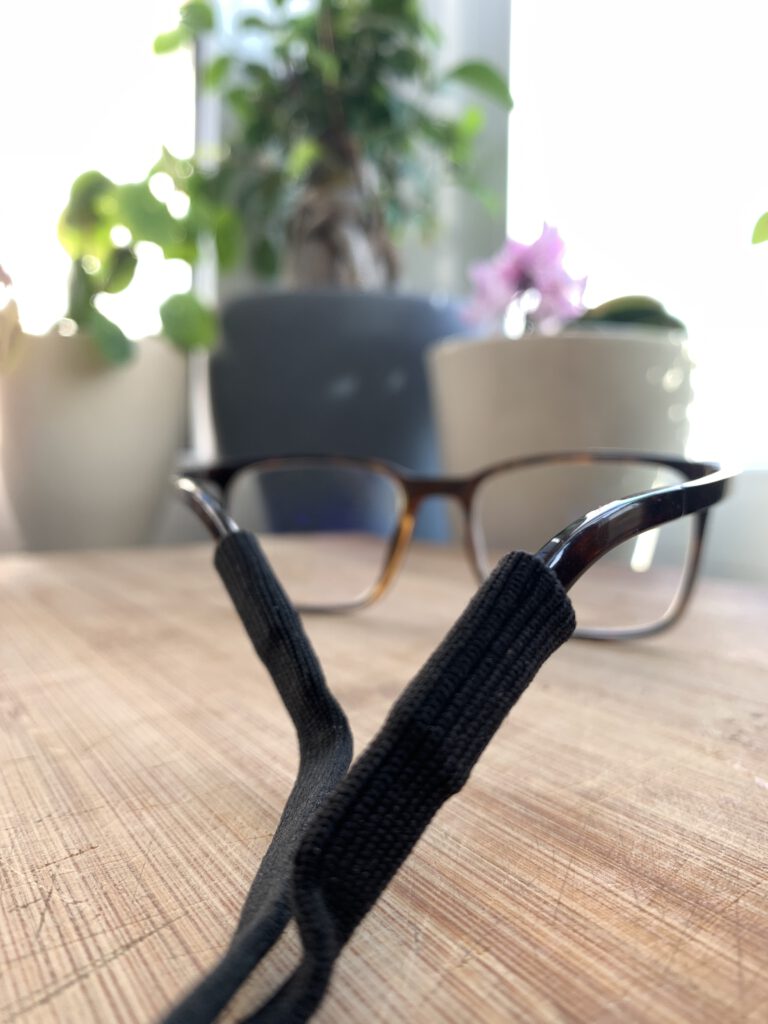 Brillenband von UVEX an einer normalen Brille