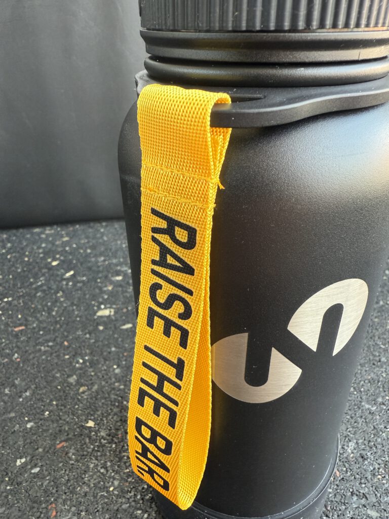 Barbell Jack Trinkflasche von ONO Test und Erfahrungen Trageschlaufe