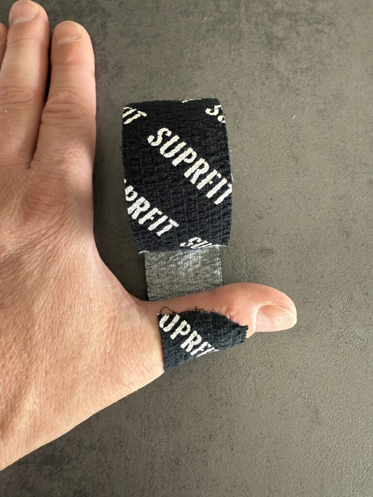 SUPRFIT Hook Grip Tape am Daumen angewendet – Anwendung für Deadlifts