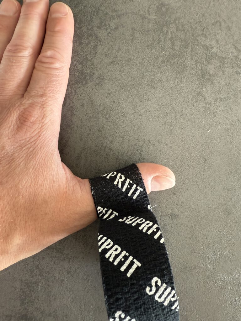 SUPRFIT Hook Grip Tape am Daumen angewendet – Anwendung für Deadlifts