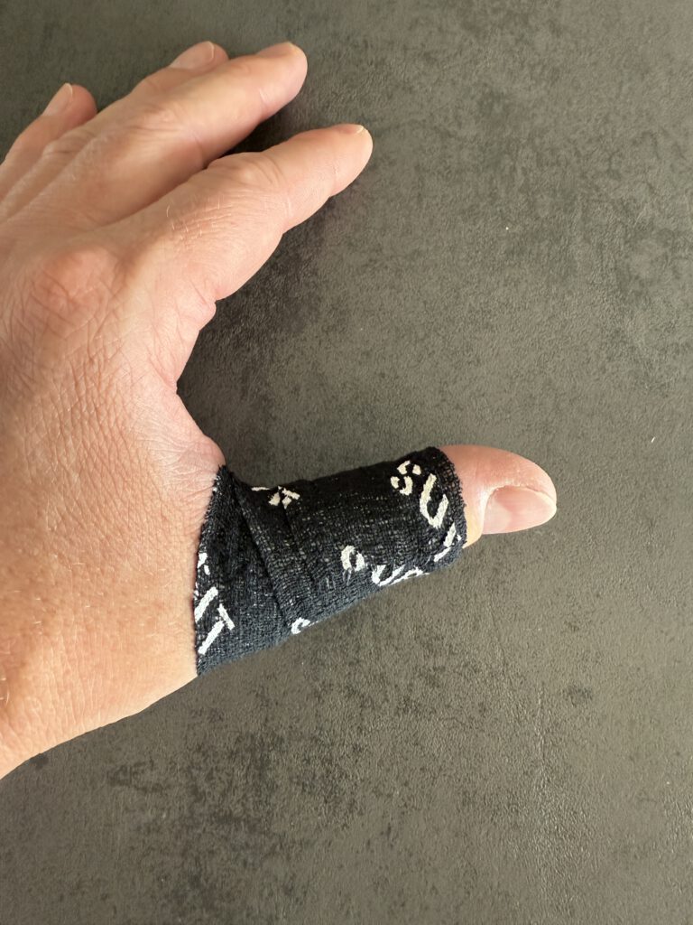 SUPRFIT Hook Grip Tape am Daumen angewendet – Anwendung für Deadlifts