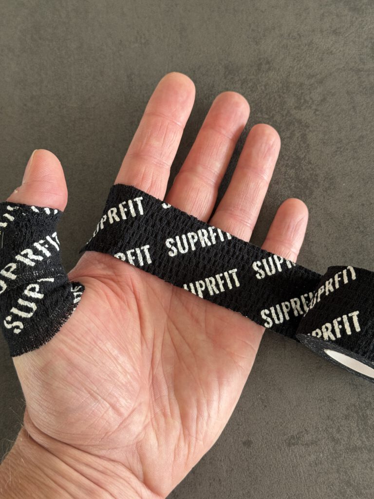Hook Grip Tape auf der Handfläche für besseren Griff bei Klimmzügen