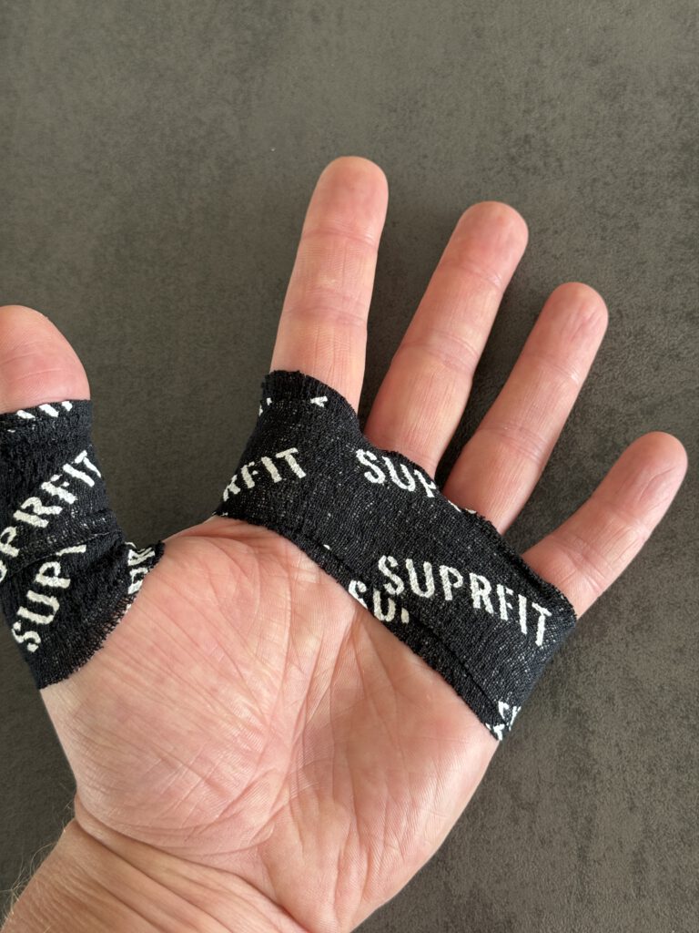 Hook Grip Tape auf der Handfläche für besseren Griff bei Klimmzügen