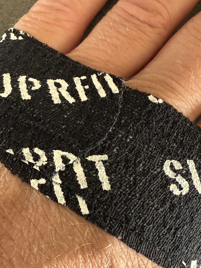 Hook Grip Tape auf der Handfläche für besseren Griff bei Klimmzügen