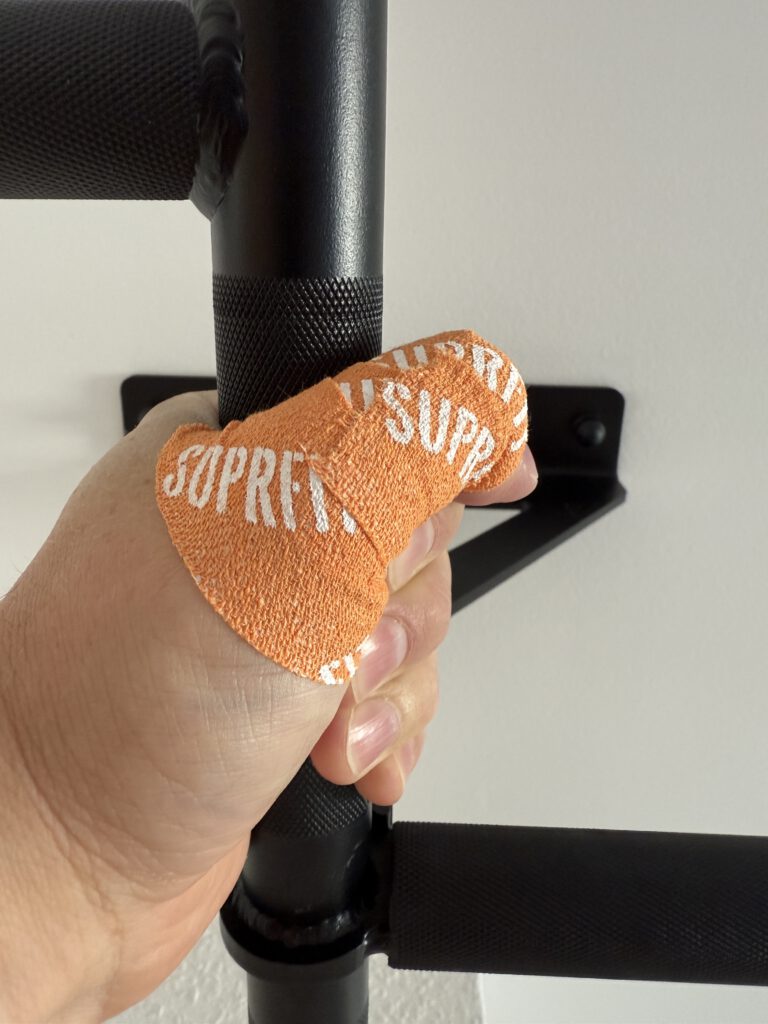 Hook Grip Tape an einer Klimmzugstange  – Beispiel Einsatzmöglichkeiten