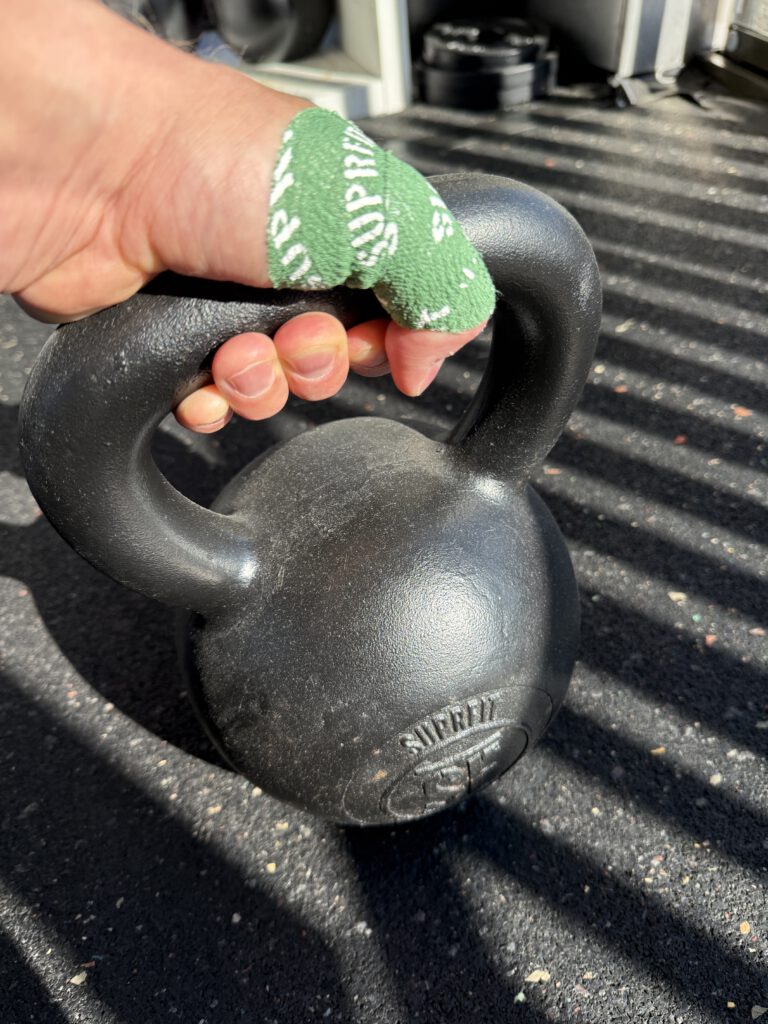 Hook Grip Tape an einer Kettlebell  – Beispiel Einsatzmöglichkeiten