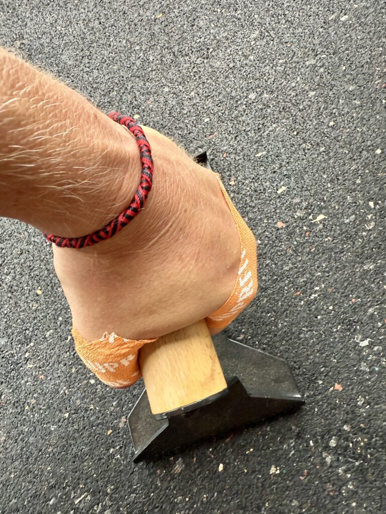 Hook Grip Tape als Unterstützung beim Liegestütz mit Holzgriffen