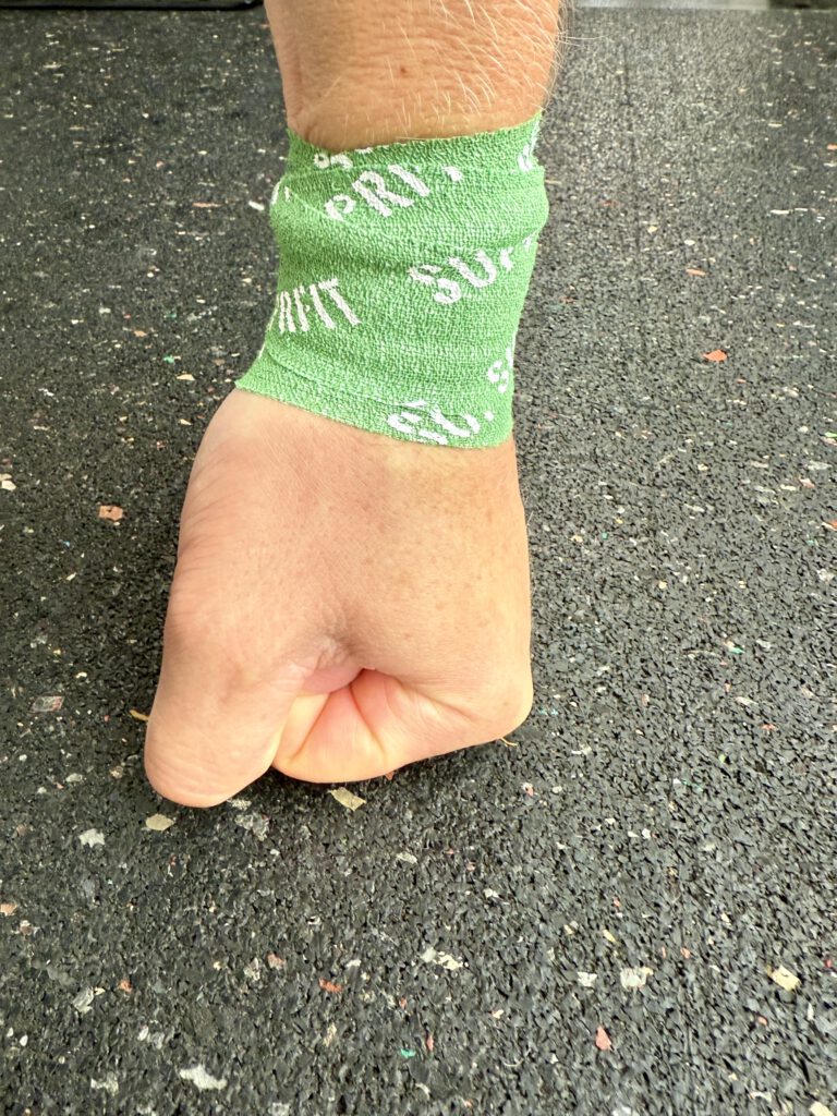 Hook Grip Tape als Unterstützung beim Liegestütz