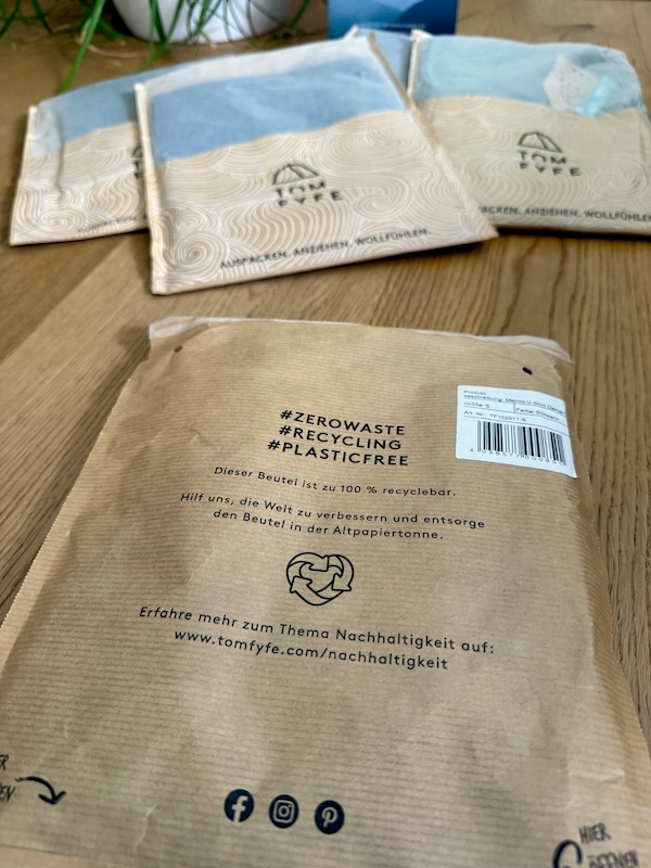 TOM FYFE nachhaltige Verpackung – plastikfreier Versandbeutel im Test. Nachhaltige Verpackung der TOM FYFE Funktionskleidung – 100 % recycelbarer Papierbeutel mit Zero-Waste-Hinweis.