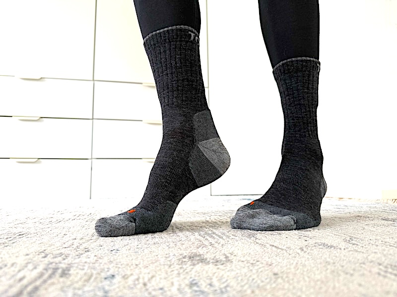 TOM FYFE Wandersocken im Test – Komfort und Qualität im Detail. TOM FYFE Merino Wandersocken Unisex in Anthrazit – Detailaufnahme der Socken im Praxistest.