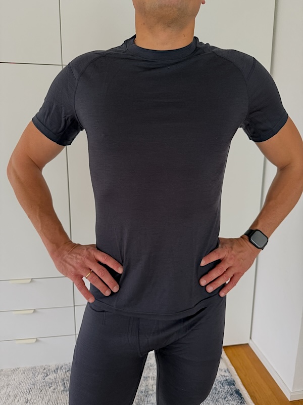 TOM FYFE Merino Unterhemd Herren – Test und Erfahrungen. TOM FYFE Merino Unterhemd Herren in Anthrazit – Funktionsshirt im Test zur Bewegungsfreiheit und Atmungsaktivität.