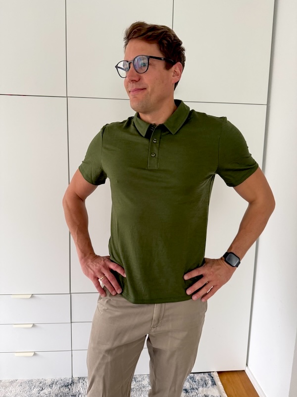 TOM FYFE Polo-Shirt Herren – Test und Erfahrungen im Alltag. TOM FYFE Merino Polo-Shirt Herren in Waldgrün – Kombination mit Chino Hose im Alltagstest.
