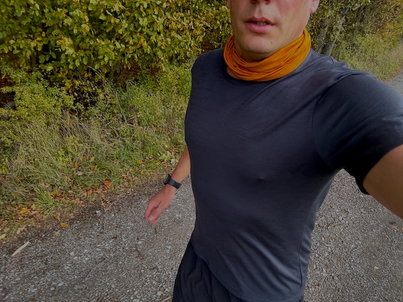 TOM FYFE Merino Kleidung – Test beim Joggen im Freien. TOM FYFE Merino T-Shirt und Schlauchschal im Jogging-Test – Praxiserfahrungen mit Atmungsaktivität und Tragekomfort.
