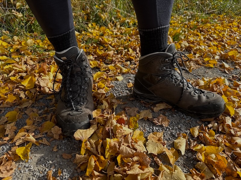TOM FYFE Wandersocken Erfahrungen – Outdoor-Test im Herbst. TOM FYFE Merino Wandersocken Unisex in Wanderstiefeln auf Feldweg – Praxistest im Outdoor-Einsatz.
