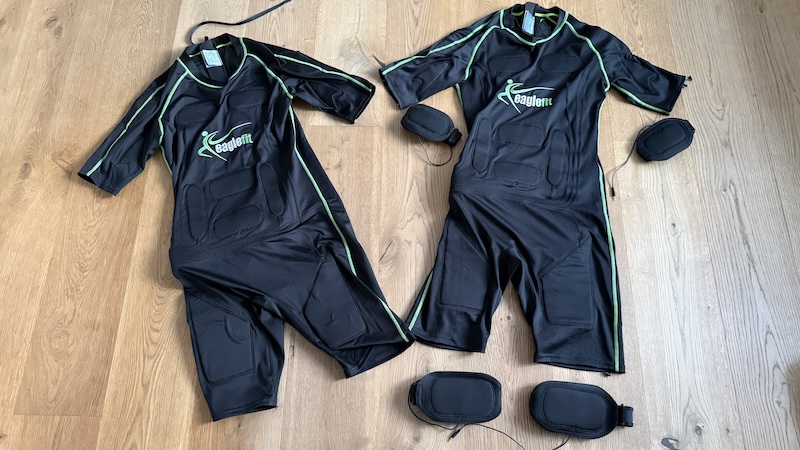 Eaglefit EMS PRO vs. EMS Connect – Welches EMS-System passt besser zu dir? 3 EMS PRO und EMS Connect Anzug nebeneinander – identische Verarbeitung
