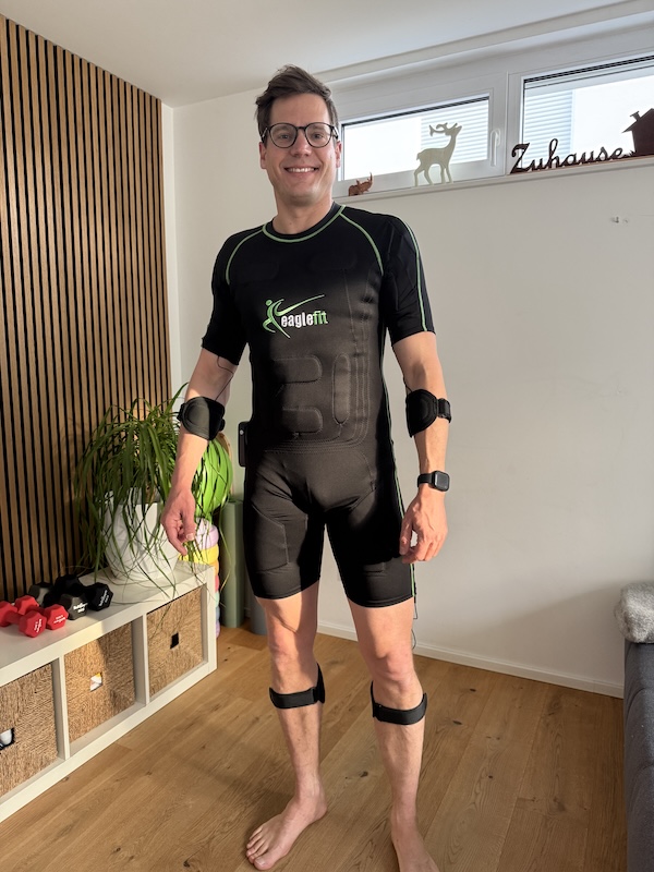 Eaglefit EMS Connect im Test – EMS-Training flexibel zuhause & unterwegs 10 Eaglefit EMS Connect Anzug getragen von Mann – Passform