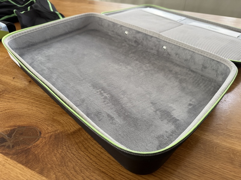 Eaglefit EMS Connect im Test – EMS-Training flexibel zuhause & unterwegs 4 Hochwertiges Transportcase des Eaglefit EMS Connect mit Innenflies“