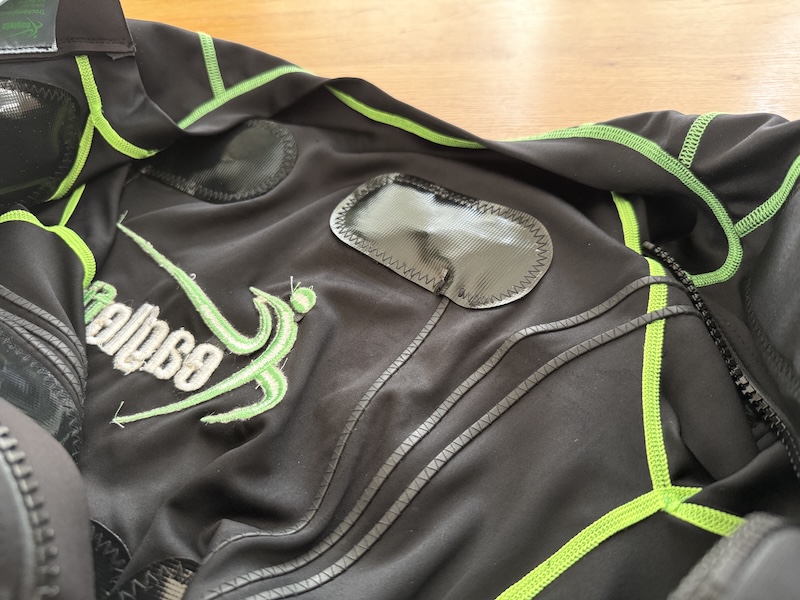 Eaglefit EMS Connect im Test – EMS-Training flexibel zuhause & unterwegs 7 Innenseite des EMS Anzugs mit integrierten Elektroden