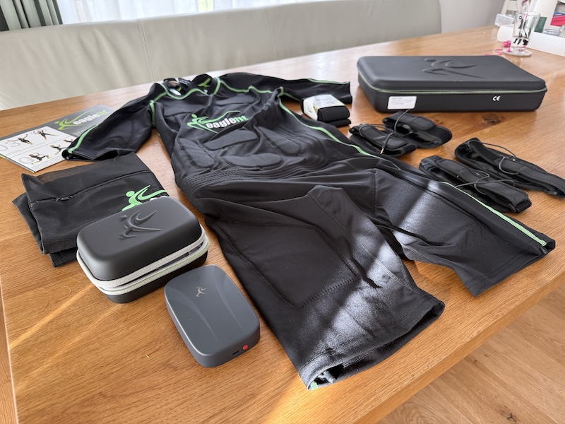 Eaglefit EMS Connect im Test – EMS-Training flexibel zuhause & unterwegs 5 Komplettes Zubehör des Eaglefit EMS Connect Systems