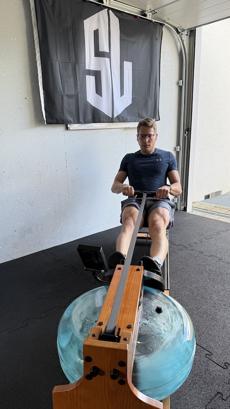 Meine meistgenutzten Homegym Geräte – ehrliche Alltagserfahrungen 1 Kuipers AquaRower im Einsatz als gelenkschonendes Ganzkörpertraining im Homegym