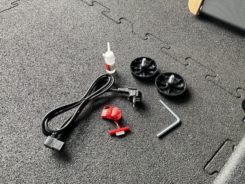 Kuipers R2 Test: Mein ehrlicher Erfahrungsbericht zum Laufband für Zuhause 3 Kuipers R2 Test Lieferumfang mit Anleitung Safety Key Stromkabel und Abdeckungen