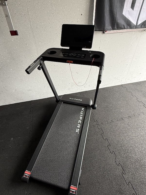 Kuipers R2 Test: Mein ehrlicher Erfahrungsbericht zum Laufband für Zuhause 1 Kuipers R2 Test Laufband aufgeklappt in der Garage