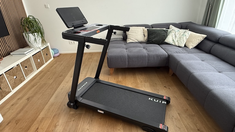 Kuipers R2 Test: Mein ehrlicher Erfahrungsbericht zum Laufband für Zuhause 1 Kuipers R2 Test Laufband aufgeklappt im Wohnzimmer