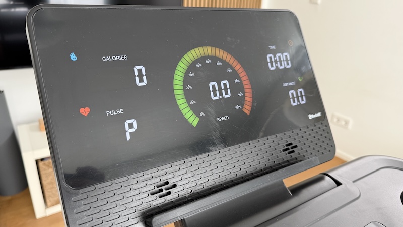 Kuipers R2 Test: Mein ehrlicher Erfahrungsbericht zum Laufband für Zuhause 14 Kuipers R2 Test LED Display mit Geschwindigkeit Distanz Kalorien und Puls