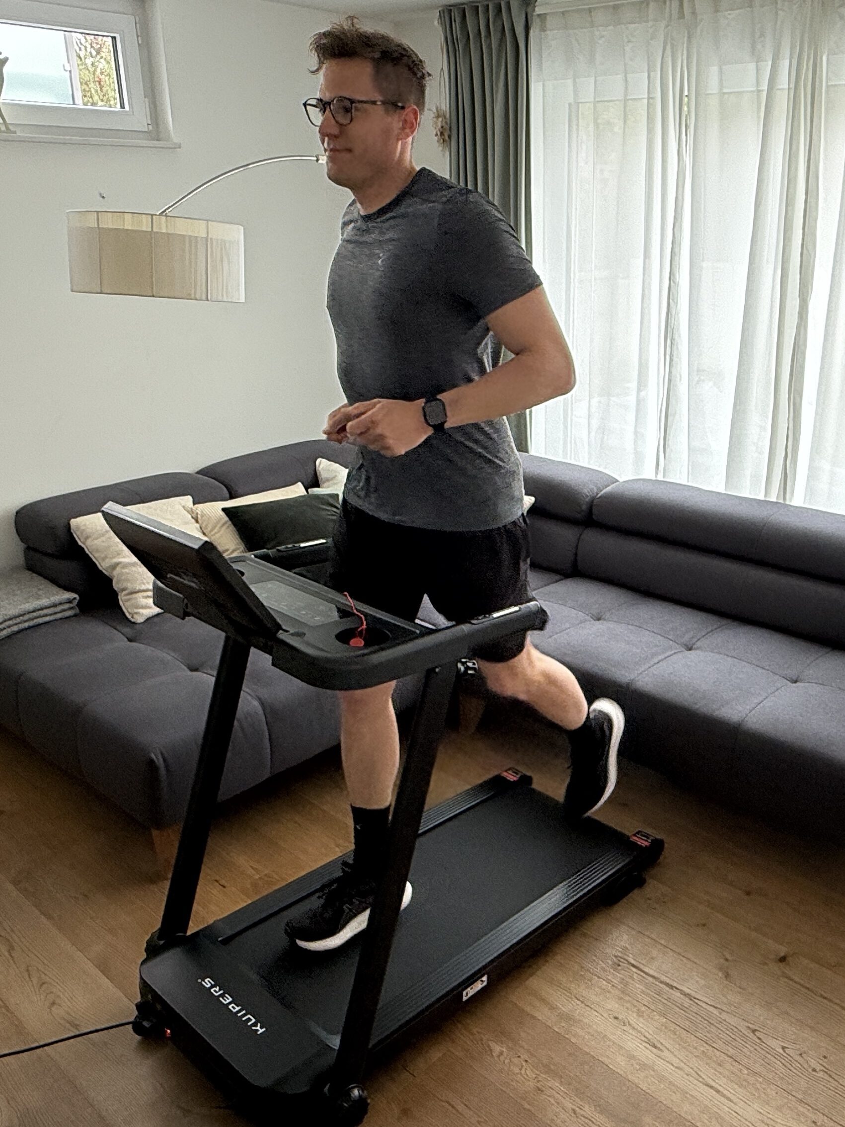 Kuipers R2 Test: Mein ehrlicher Erfahrungsbericht zum Laufband für Zuhause 10 Kuipers R2 Test Lauffläche und Laufstil bei 1 90 m Körpergröße