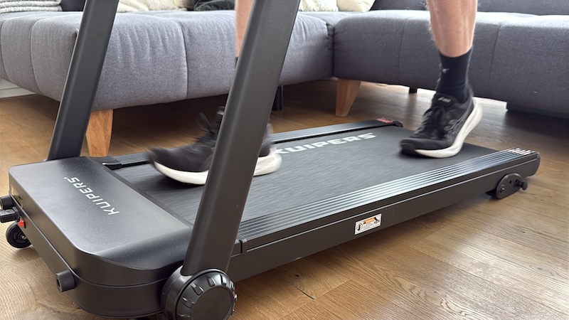 Kuipers R2 Test: Mein ehrlicher Erfahrungsbericht zum Laufband für Zuhause 11 Kuipers R2 Test Laufstil und Fußaufsatz auf der Lauffläche