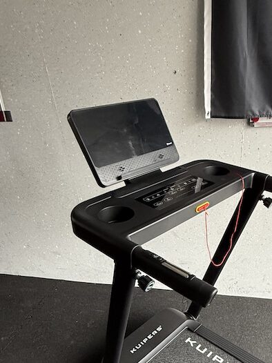 Kuipers R2 Test: Mein ehrlicher Erfahrungsbericht zum Laufband für Zuhause 10 Kuipers R2 Test Display Nahaufnahme ausgeschaltet