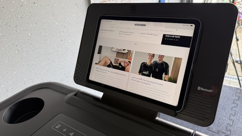Kuipers R2 Test: Mein ehrlicher Erfahrungsbericht zum Laufband für Zuhause 11 Kuipers R2 Test Tablet Halterung am Display