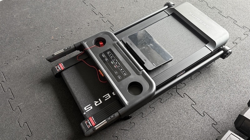 Kuipers R2 Test: Mein ehrlicher Erfahrungsbericht zum Laufband für Zuhause 6 Kuipers R2 Test zusammengeklappt und platzsparend verstaut