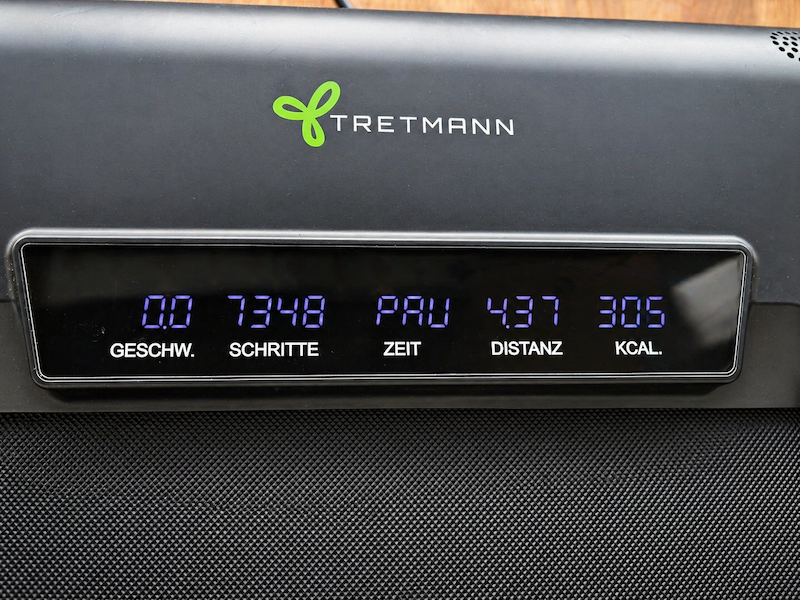 Tretmann Walking Pad Test: Unser Praxisbericht nach 4 Wochen 3 Display Walking Pad Tretmann zeigt alle Funktionen gleichzeitig an
