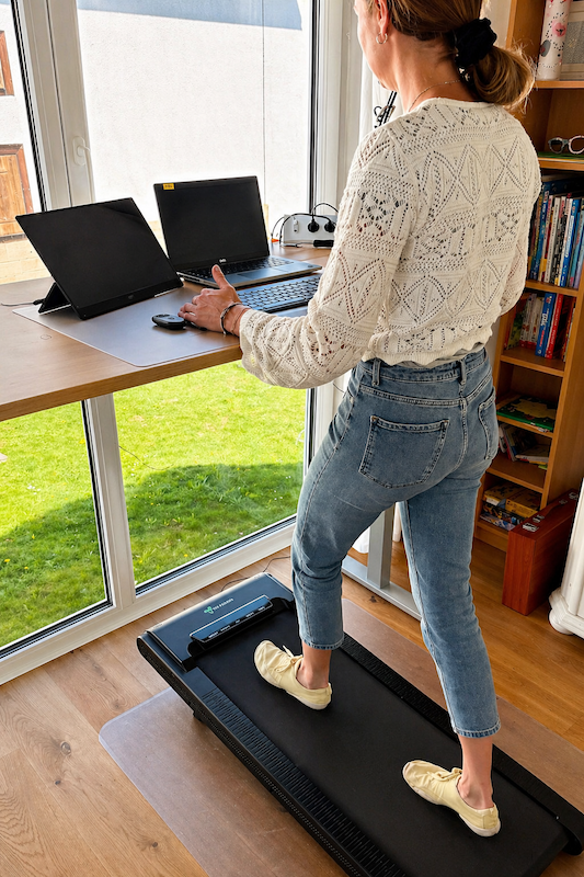 Tretmann Walking Pad Test: Unser Praxisbericht nach 4 Wochen 5 Tretmann Walking Pad Test im Homeoffice unter höhenverstellbarem Schreibtisch