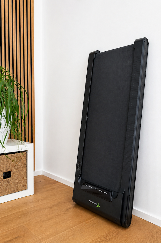 Tretmann Walking Pad Test: Unser Praxisbericht nach 4 Wochen 2 Tretmann Walking Pad verstaut hochkant an der Wand