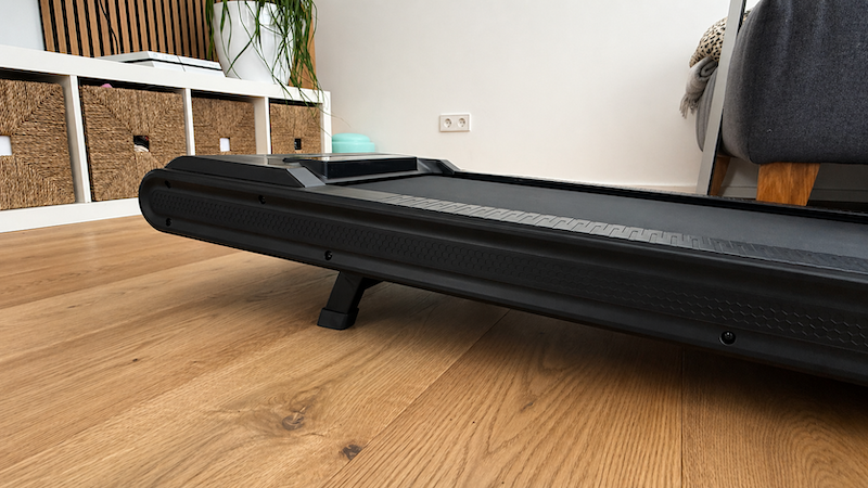 Tretmann Walking Pad Test: Unser Praxisbericht nach 4 Wochen 6 Tretmann Walking Pad Neigungsfunktion Seitenansicht