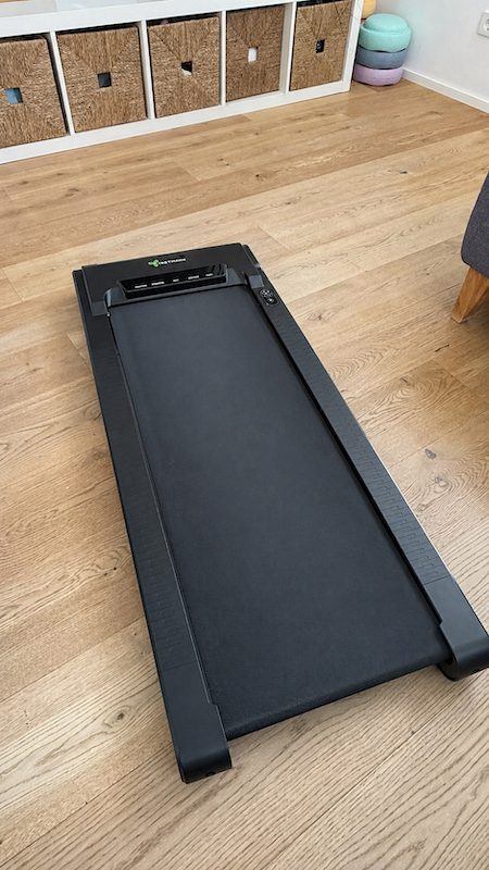 Tretmann Walking Pad Test: Unser Praxisbericht nach 4 Wochen 1 Tretmann Walking Pad Test Wohnzimmer Gesamtansicht