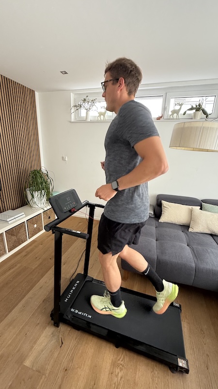 Kuipers R4 Laufband im Test: Ehrliches Fazit nach 4 Wochen 6 Kuipers R4 Laufband Joggen: Füße Close-up bei höherem Tempo mit Laufschuhen