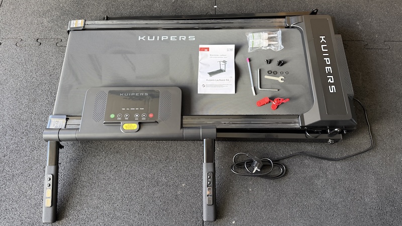 Kuipers R4 Laufband im Test: Ehrliches Fazit nach 4 Wochen 2 Kuipers R4 Laufband Lieferumfang: Laufband, Ladekabel, Handbuch und Sicherheitsschlüssel