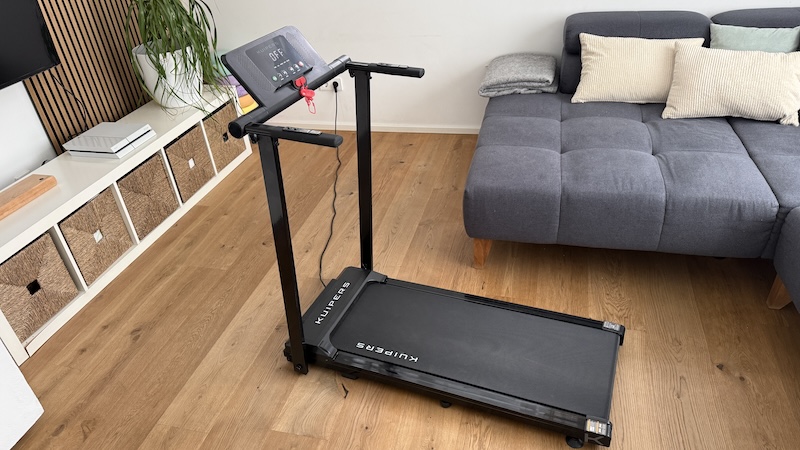 Kuipers R4 Laufband im Test: Ehrliches Fazit nach 4 Wochen 8 Kuipers R4 Laufband in Seitenansicht im Wohnzimmer nach 4 Wochen Test