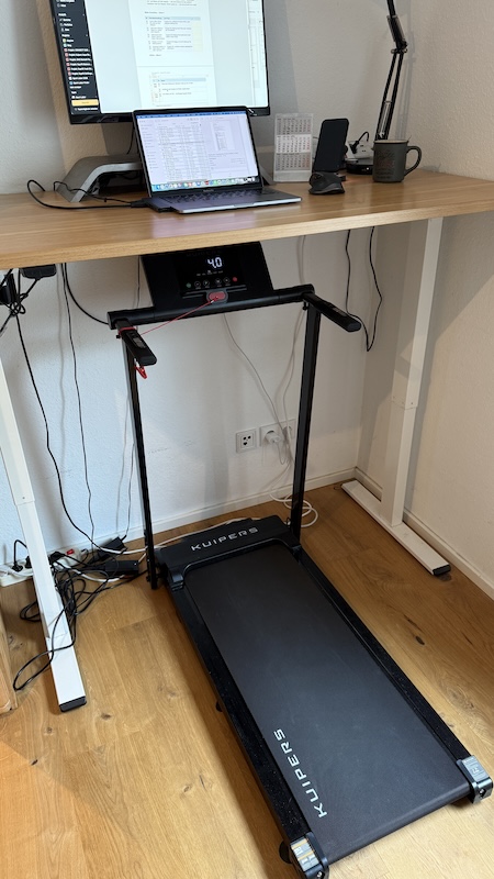 Kuipers R4 Laufband im Test: Ehrliches Fazit nach 4 Wochen 4 Kuipers R4 als Walking Pad im Home-Office unter dem Stehpult beim Arbeiten